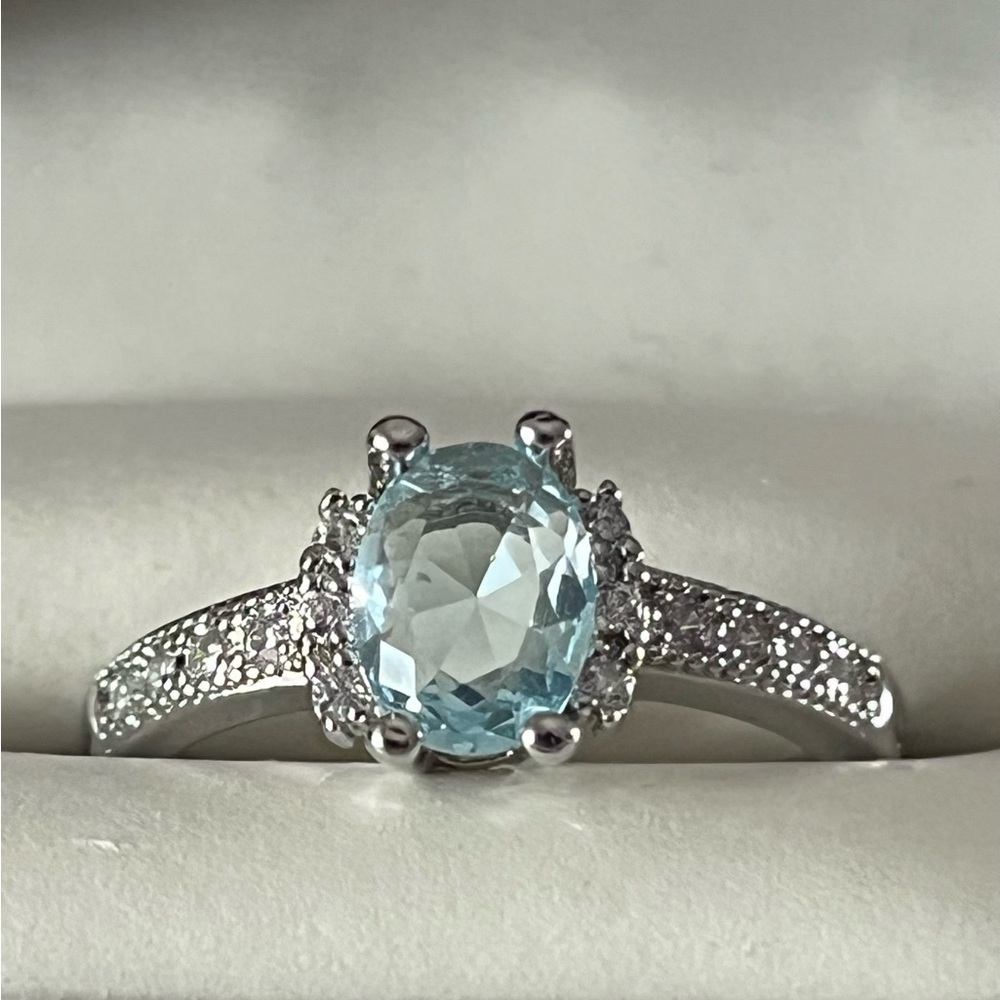 Elegant Silver Ring with Aquamarine Stone